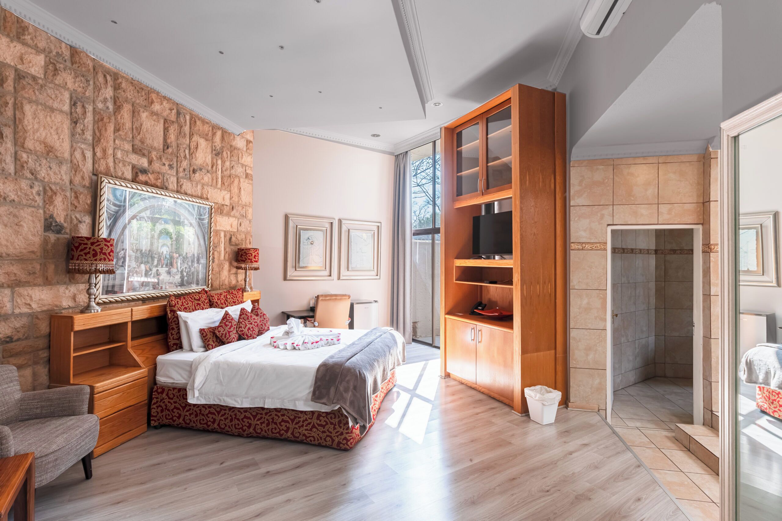 Honeymoon Suite | Värdeförvaringsskåp på rummet, unika möbler och skrivbord