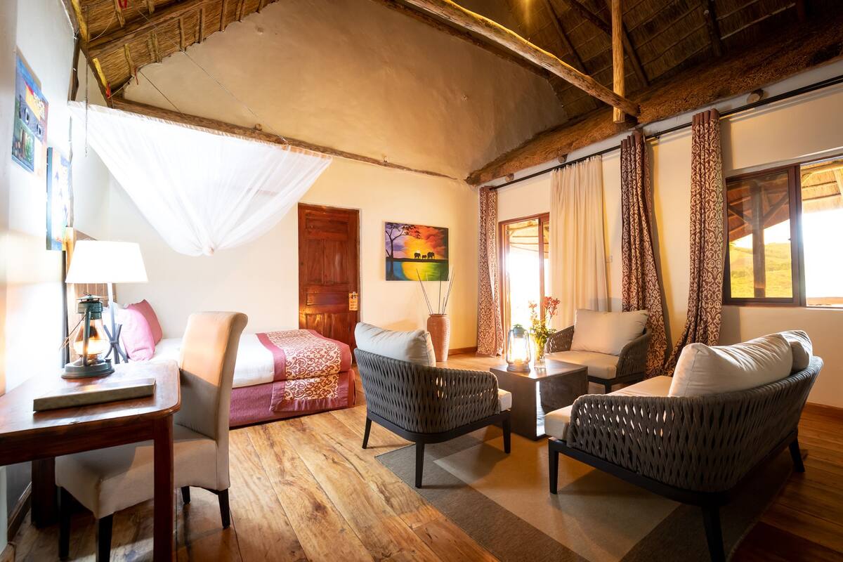 Deluxe Single Room | In-room safe, desk, blackout drapes, WiFi (free)