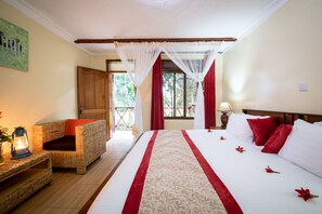 In-room safe, desk, blackout curtains, free WiFi - Crater Safari Lodge (Fort Portal)