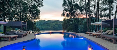 Piscine extérieure, parasols de plage
