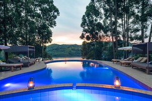 Una piscina al aire libre, sombrillas