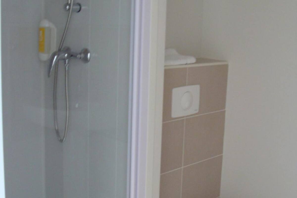 shower, free toiletries, towels