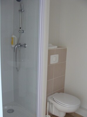 Een douche, gratis toiletartikelen, handdoeken