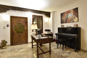 Concierge desk - Ca' del Cinema (Venice)
