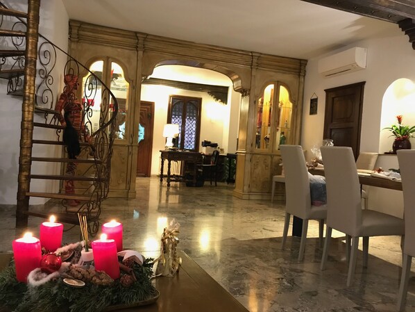 Daily cooked-to-order breakfast (EUR 10 per person) - Ca' del Cinema (Venice)