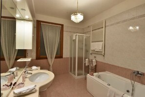 تجهيزات دش، مجففات شعر، خف للقدمين، مناشف