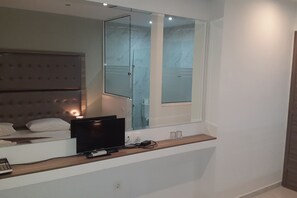 In-room safe, soundproofing, free WiFi, bed sheets - Hotel Rex (Thessaloniki)