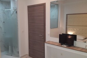 Douche, séchoir à cheveux, bidet, serviettes fournies