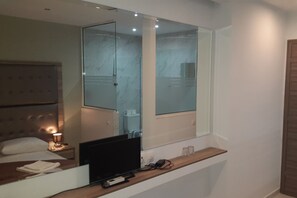 In-room safe, soundproofing, free WiFi, bed sheets - Hotel Rex (Thessaloniki)