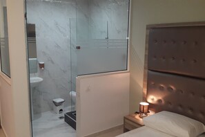 Shower, hair dryer, bidet, towels - Hotel Rex (Thessaloniki)