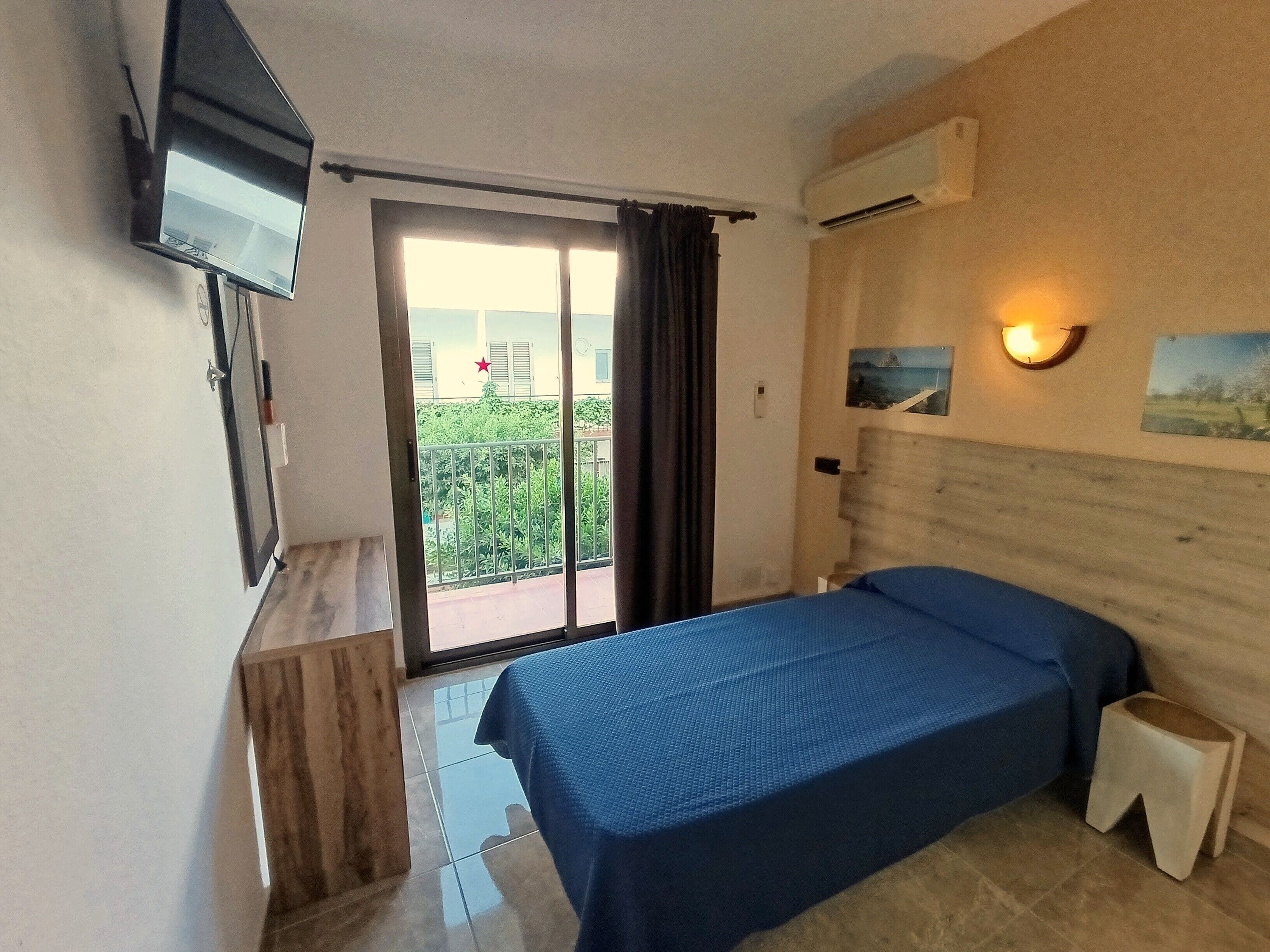 Eenpersoonskamer | Een kluis op de kamer, een bureau, verduisterende gordijnen, gratis wifi