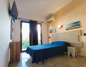 Single Room | In-room safe, desk, blackout curtains, free WiFi