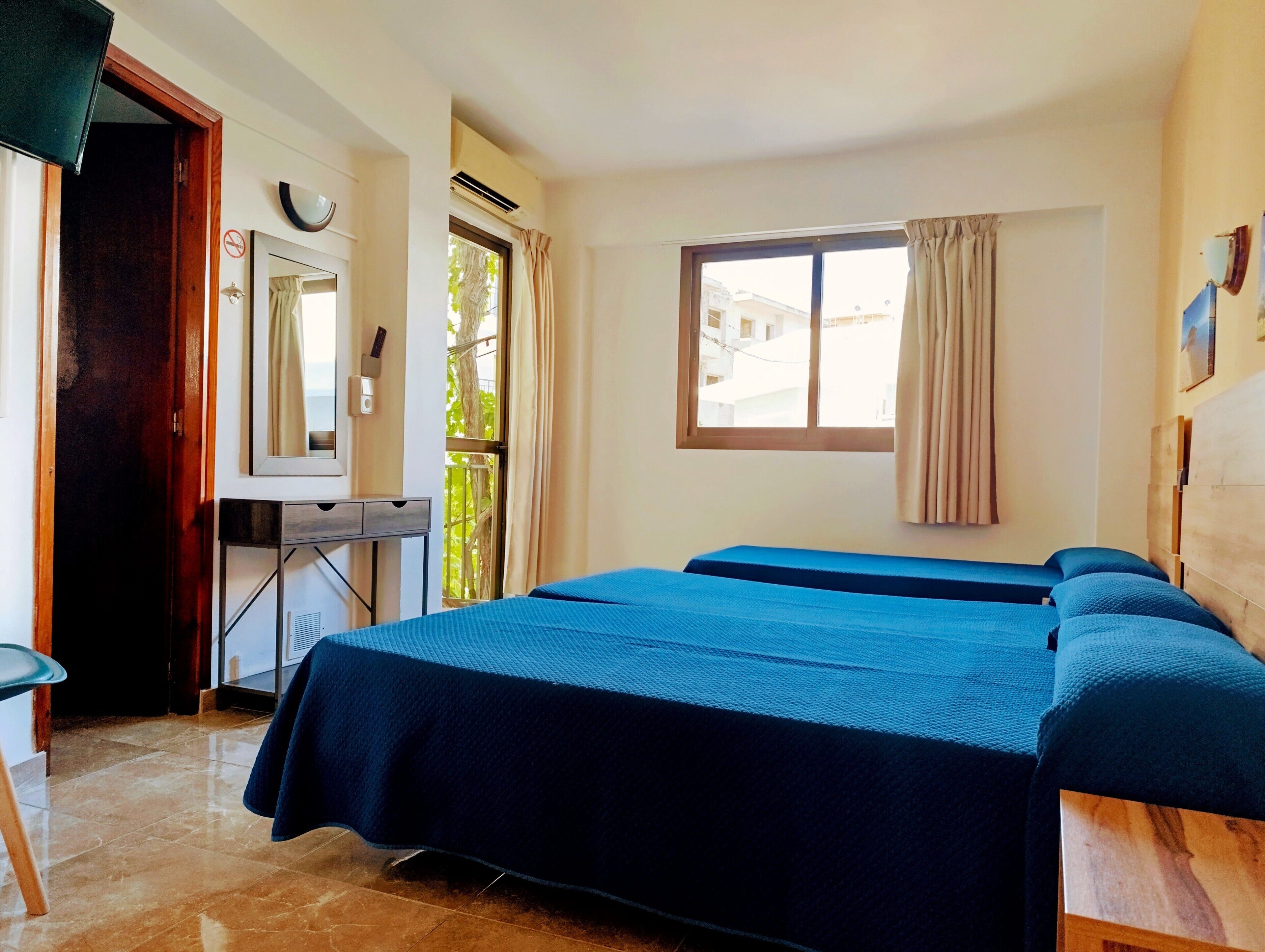 Driepersoonskamer | Een kluis op de kamer, een bureau, verduisterende gordijnen, gratis wifi