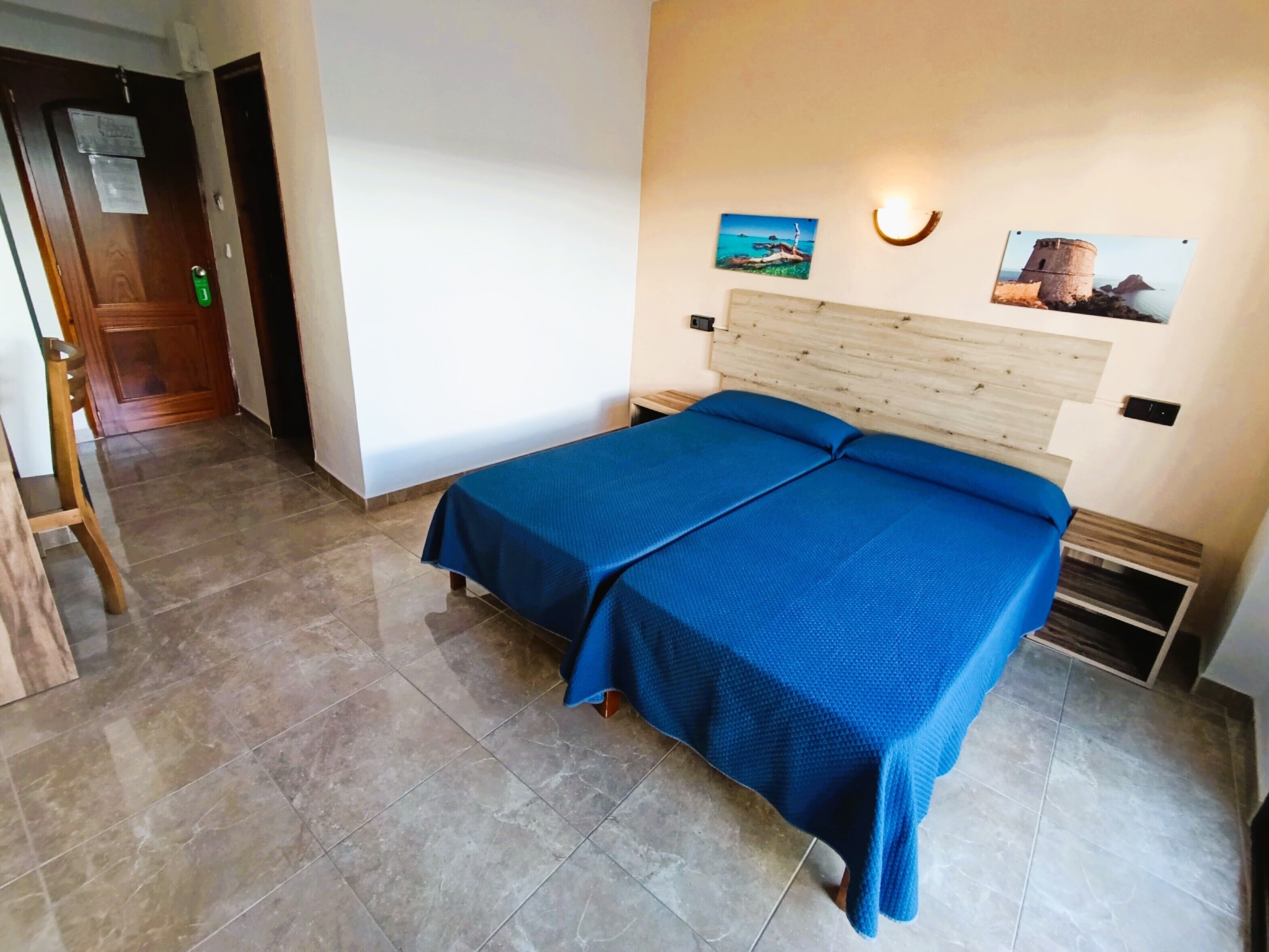 Twin kamer | Een kluis op de kamer, een bureau, verduisterende gordijnen, gratis wifi