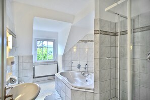 Superior Double Room, 1 Bedroom, Non Smoking, Valley View | Bathroom | Towels