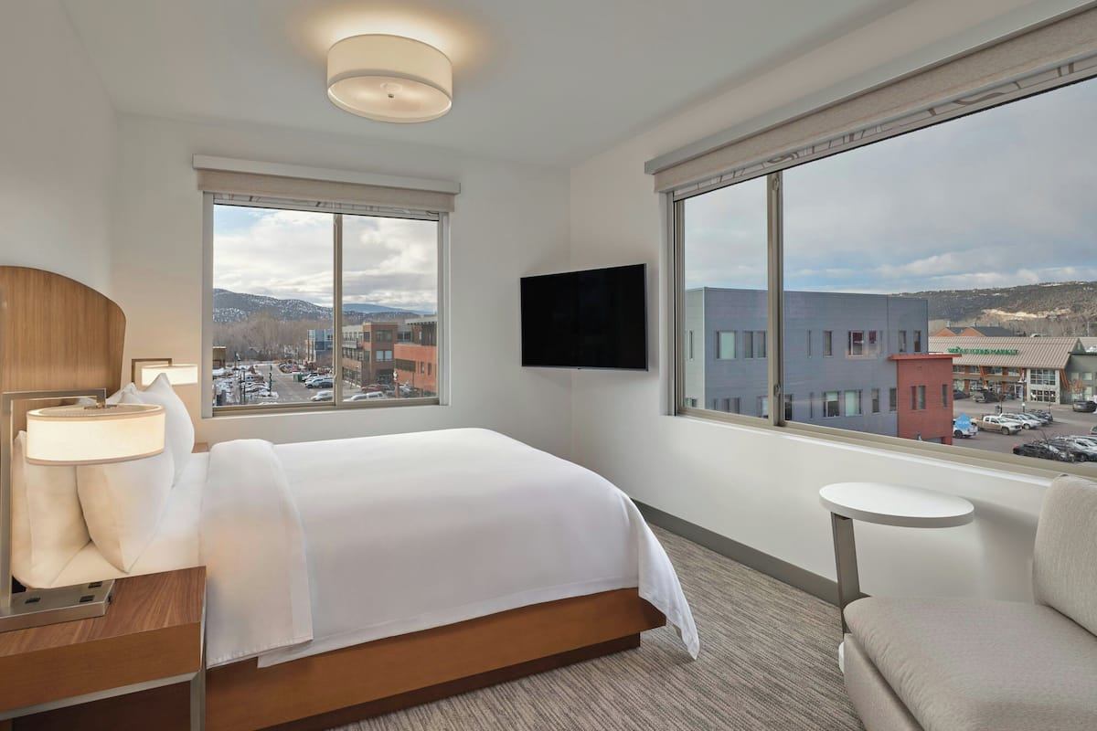 executive suite, 1 bedroom, corner | 1 bedroom, hypo-allergenic bedding, in-room safe, individually furnished