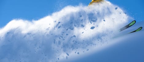Een skiërs op een besneeuwde helling.