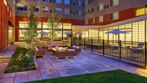 A courtyard with outdoor seating, a fire pit, and a well-maintained garden. - Element by Marriott Basalt - Aspen (Basalt)