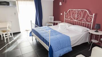 Yhden hengen comfort-huone, 1 parisänky, tupakointi kielletty, kylpyhuone makuuhuoneen yhteydessä | Ylelliset vuodevaatteet, untuvapeitot, minibaari, työpöytä