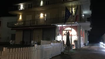 Facciata della struttura - sera/notte