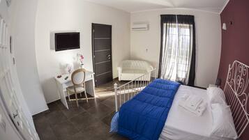 Hochwertige Bettwaren, Daunenbettdecken, Minibar, Schreibtisch