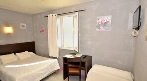 Chambre Triple | 1 chambre, bureau, lits bébé (gratuits), Wi-Fi gratuit