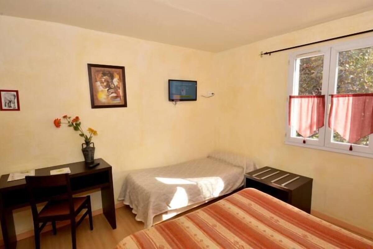 Quarto triplo | Escrivaninha, berços grátis, Wi-Fi de cortesia
