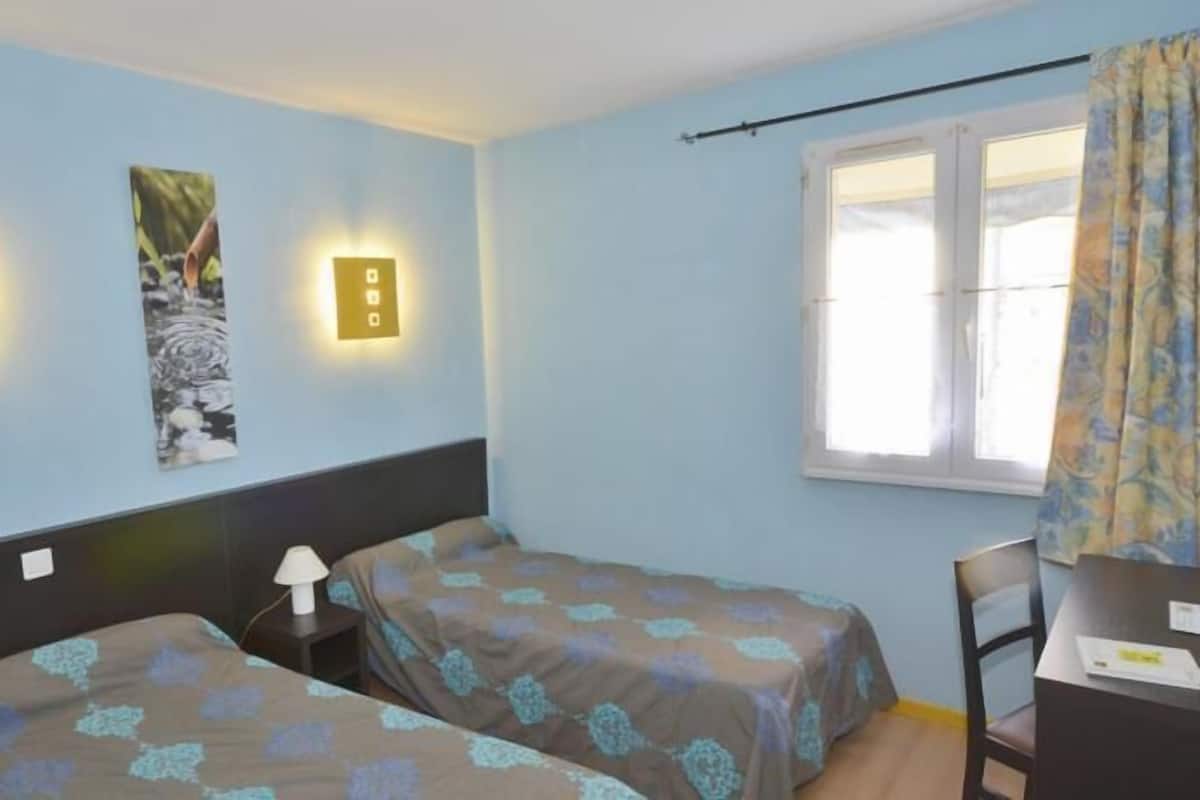 Quarto duplo | Escrivaninha, berços grátis, Wi-Fi de cortesia