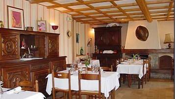 Déjeuner et dîner servis sur place