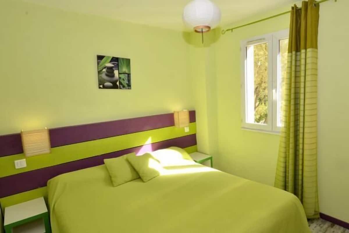 Quarto quádruplo | Escrivaninha, berços grátis, Wi-Fi de cortesia