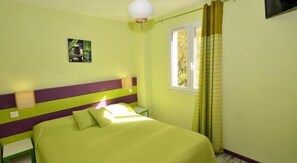 Chambre Quadruple | Bureau, lits bébé (gratuits), Wi-Fi gratuit