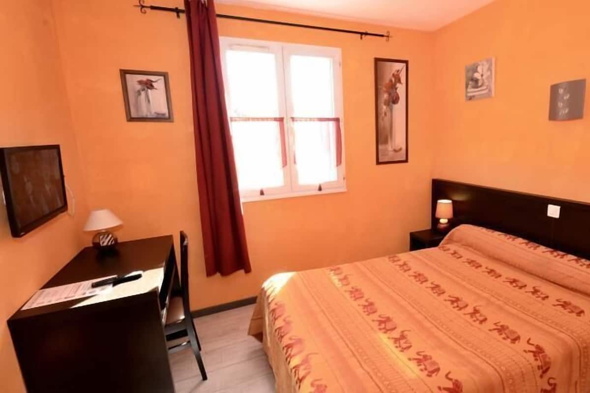 Quarto casal | Escrivaninha, berços grátis, Wi-Fi de cortesia