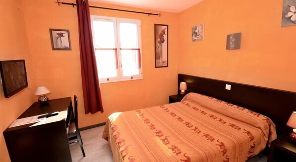 Chambre Double | 1 chambre, bureau, lits bébé (gratuits), Wi-Fi gratuit