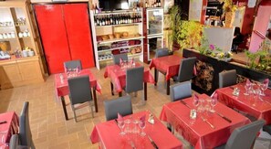 Déjeuner et dßner servis sur place, spécialités Cuisine française