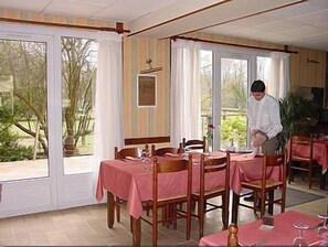 Déjeuner et dîner servis sur place, spécialités Cuisine française