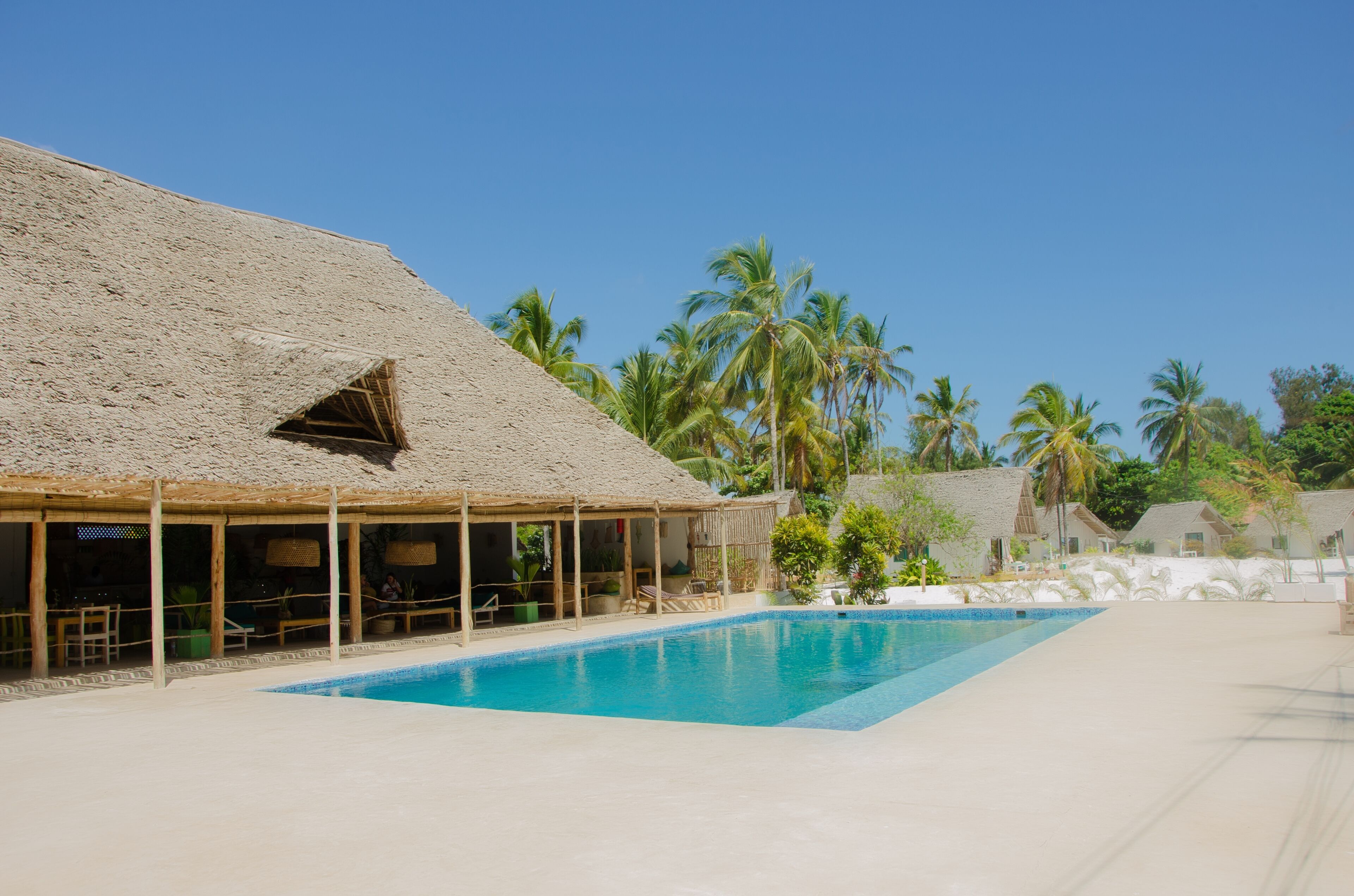 2 piscines extérieures, chaises longues