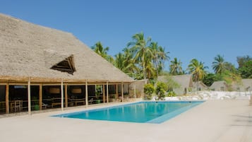 2 piscines extérieures, chaises longues