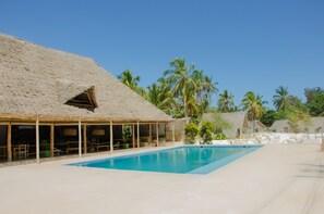 2 piscinas al aire libre, sillones reclinables de piscina
