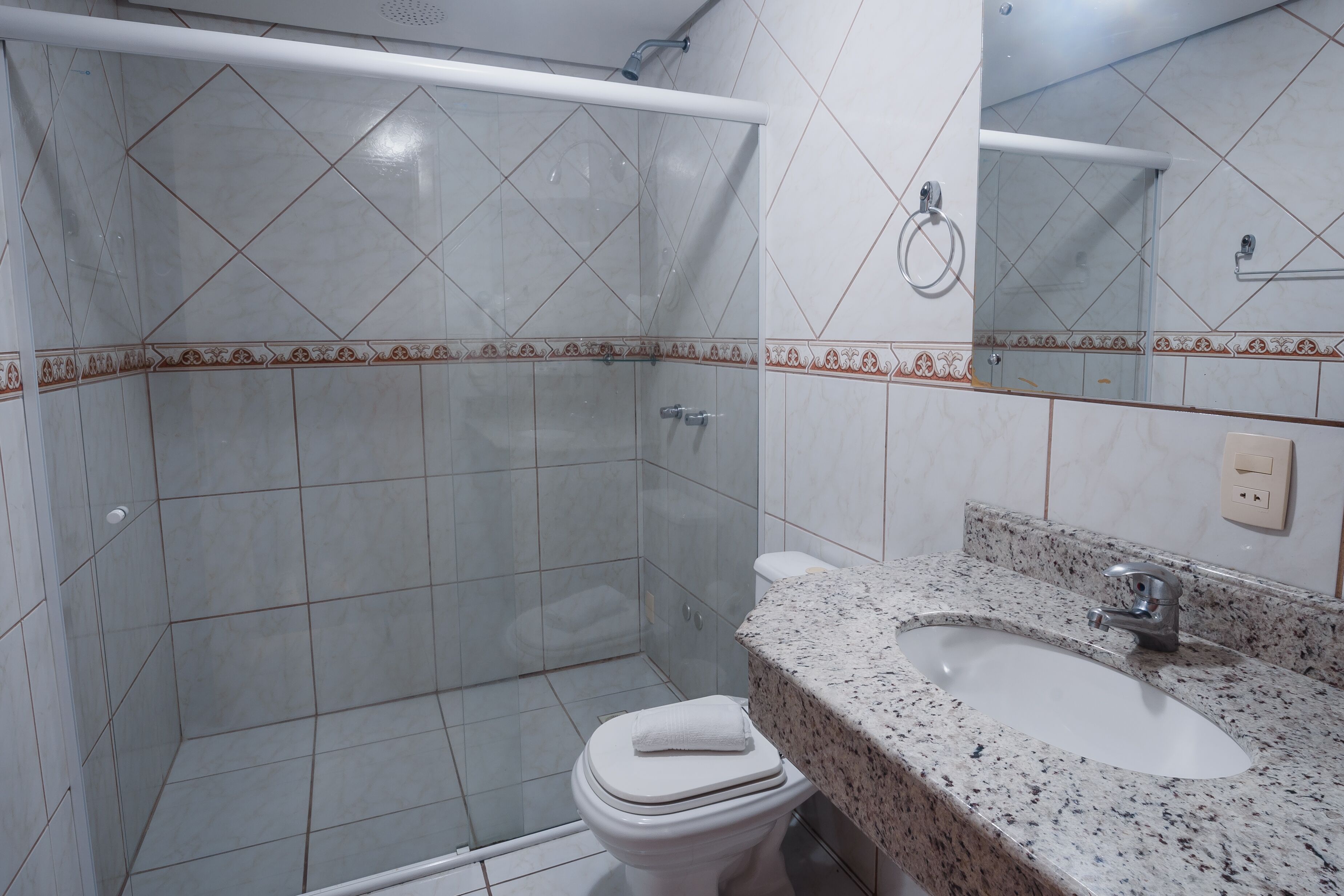 family suite | bathroom | free toiletries, hair dryer, bidet, towels