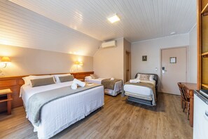 Deluxe fyrbäddsrum | Minibar, mörkläggningsgardiner, gratis wi-fi och sängkläder