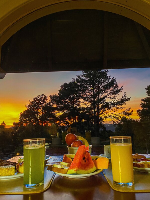 供應早餐和晚餐，國際料理