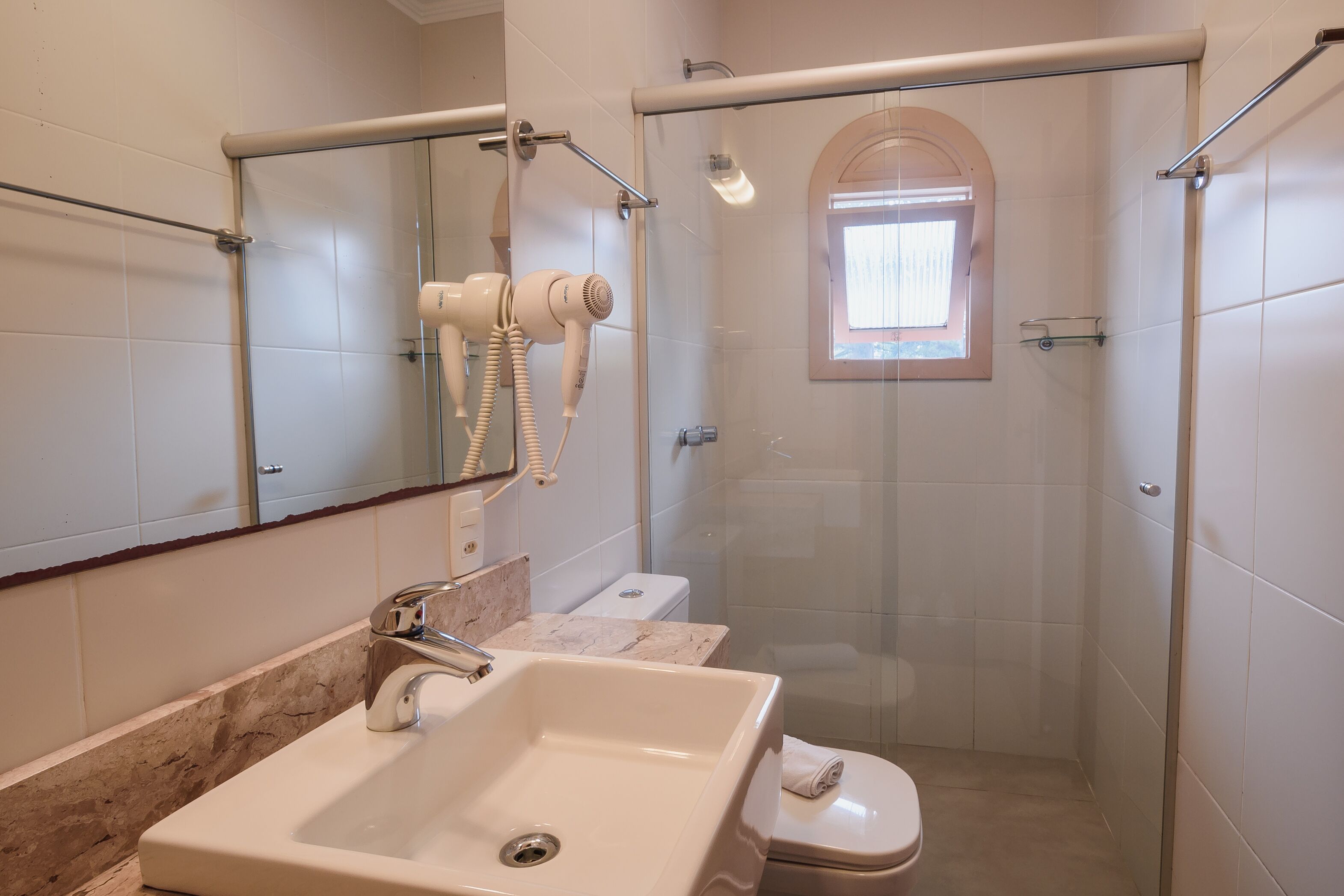 standard double room | bathroom | free toiletries, hair dryer, bidet, towels