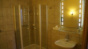 Doppel- oder Zweibettzimmer, eigenes Bad | Badezimmer