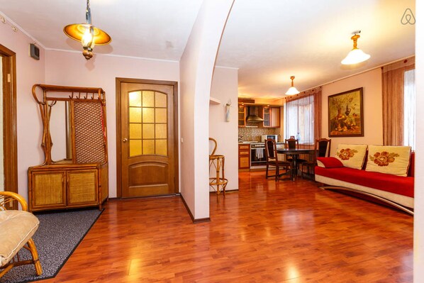 Apartemen, 2 kamar tidur, balkon | Area keluarga | TV LED