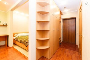 Apartemen, balkon | Seprai premium, meja kerja, dan setrika/meja setrika