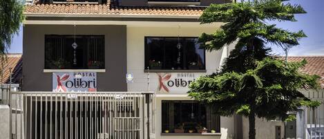 Vista frontal de la propiedad