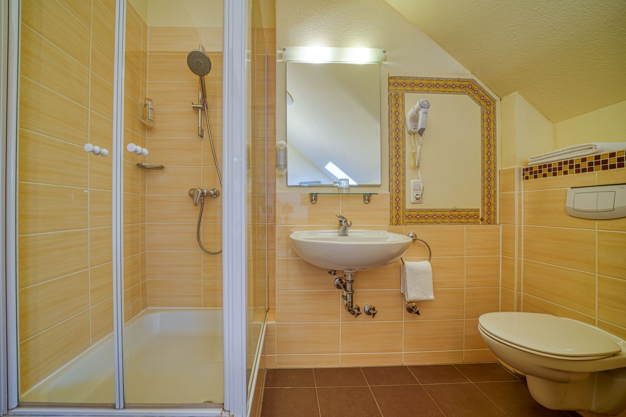 single room | hypo-allergenic bedding, down duvets, in-room safe, desk