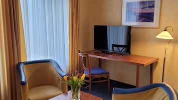 Phòng 4 | Bộ đồ giường kháng dị ứng, chăn bông, két bảo mật tại phòng, bàn