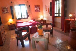 Luxury-Suite | Hochwertige Bettwaren, Zimmersafe, Schreibtisch, Bügeleisen/Bügelbrett