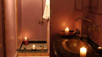 Shower, rainfall showerhead, free toiletries, hair dryer